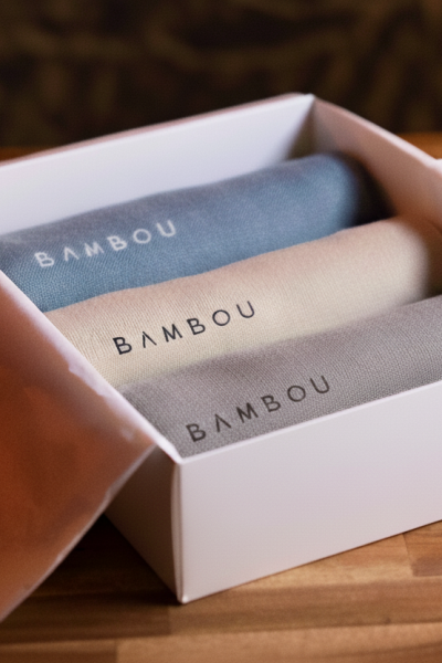 La Winter Box se compose de trois châles en bambou : un châle bleu jean, un châle beige, un châle gris. Trois couleurs intemporelles et élégantes, idéales pour l’hiver ❄️ Nos châles en bambou sont thermorégulants : ils conservent la chaleur tout en restant confortables en hiver. La fibre de bambou respecte la fibre capillaire, laisse les cheveux respirer et aide à réduire la chute des cheveux. Doux, légers et pratiques, ils ne glissent pas et assurent un maintien optimal tout au long de la journée.